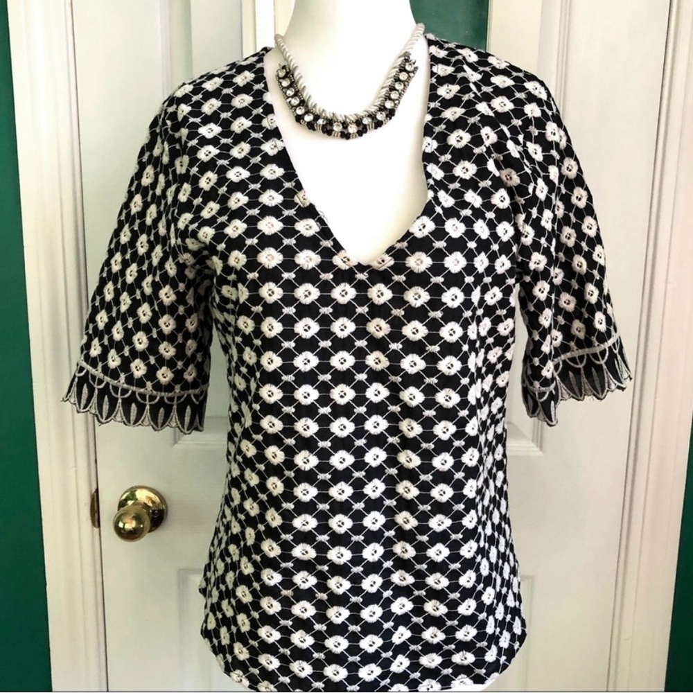 Embroidered Black and White Patterned 3/4 Sleeve V Neck Top size s
